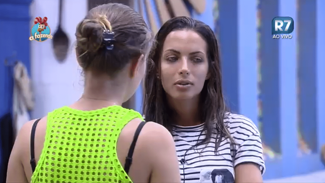 14.nov.2015 - "Eu dei mole por mais uma vez abrir a boca por falar o que eu ia fazer", concluiu Carla Prata após saber os motivos pelo qual Marcelo votou nela - Reprodução/Record