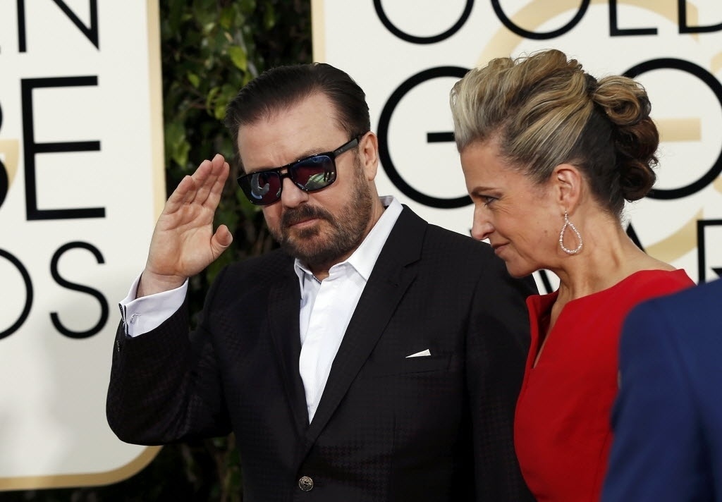 10.jan.2016 - Apresentador do Globo de Ouro 2016, Ricky Gervais acena para os fotógrafos no tapete vermelho da premiação - Reuters