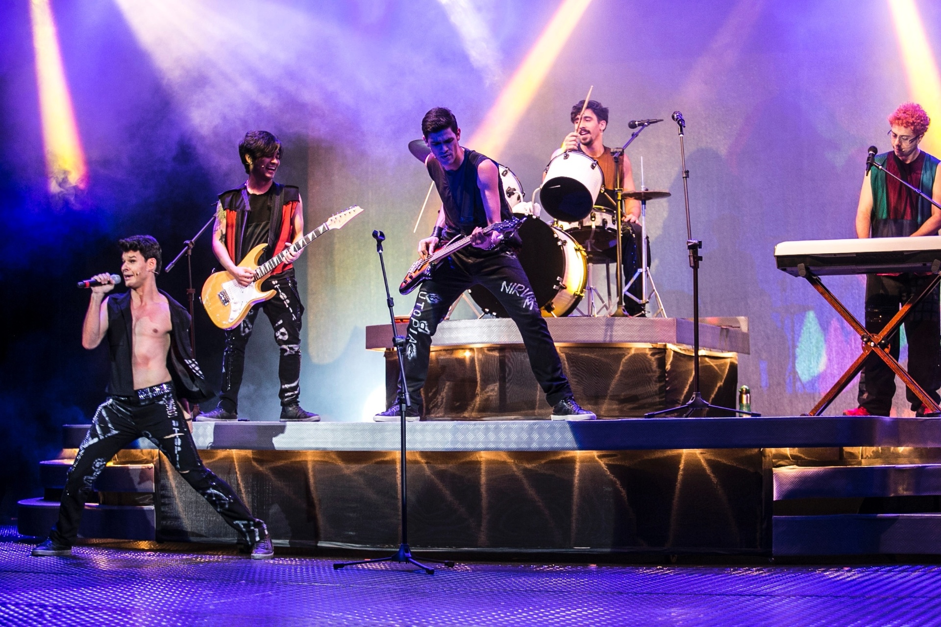 8.mar.2016 - Na trama, Dinho (Ruy Brissac), Julio (Adriano Tunes), Bento (Yudi Tamashiro), Samuel (Elcio Bonazzi) e Sergio (Arthur Ienzura) são convocados pelo anjo Gabriel para uma missão: acabar com a "caretice" da vida dos brasileiros - Lucas Lima/UOL