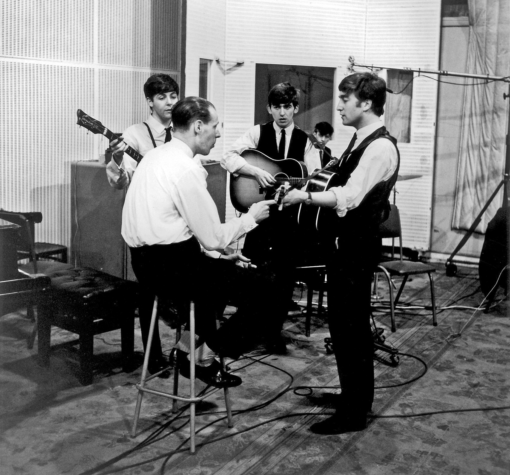 O início de uma parceria: Martin, em 1962, durante gravação do terceiro single dos Beatles, "From Me to You", em 1962, ano em que a banda assinou contrato com o selo Parlophone - EMI Music/BBC