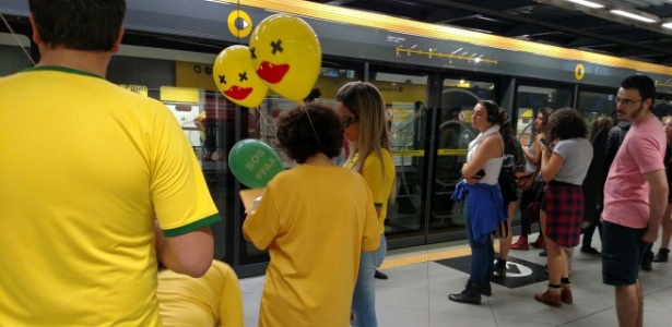 13.mar.2016 - Encontro de manifestantes e público do segundo dia do Lollapalooza Brasil 2016 no transporte público de São Paulo - Leonardo Rodrigues/UOL