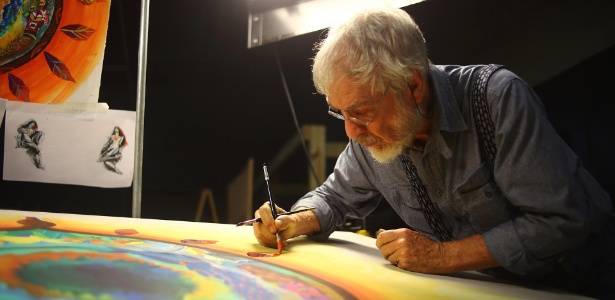 O artista Mello Menezes, durante a produção do mural que aparece na abertura de "Velho Chico" - Divulgação/TV Globo - Divulgação/TV Globo