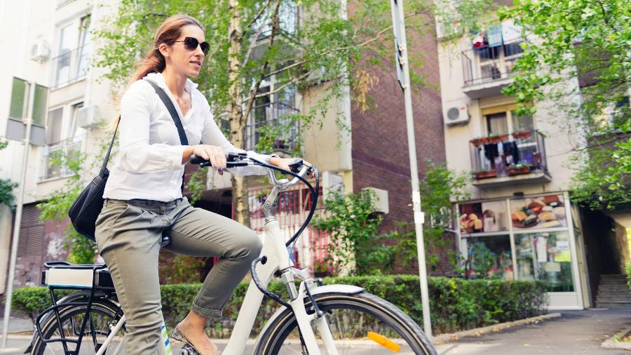Para algumas pessoas, pedalar uma bicicleta elétrica pode ser uma maneira mais tranquila e prática de fazer exercícios físicos - iStock