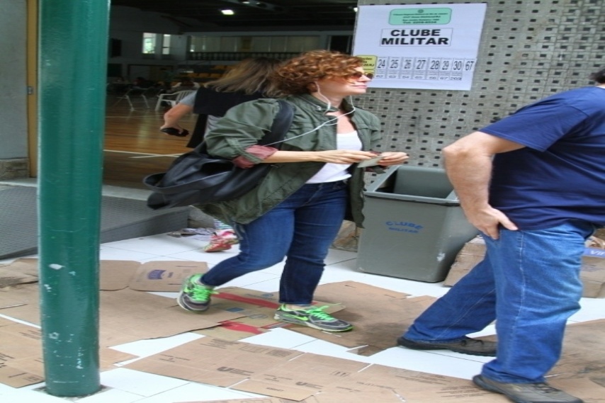 30.out.2016 - Débora Bloch vota no Jardim Botânico, zona sul do Rio, no segundo turno das eleições municipais - AgNews