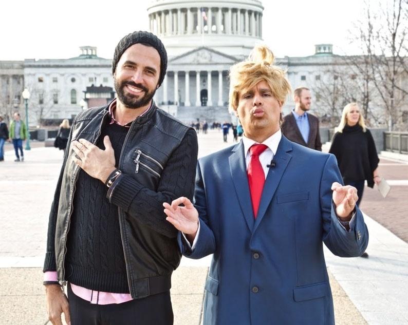 Em frente ao Capitólio, o Vesgo Trump fez Latino cantar o hino americano para o "Pânico" - Divulgação