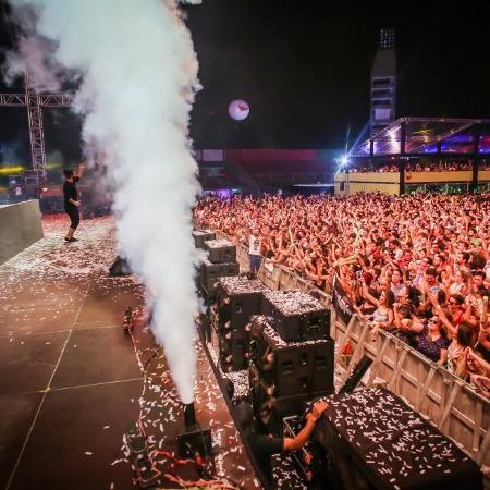 18.fev.2017 - DJ Alok levanta público no Festival CarnaUOL SP, no Canindé. Na hora de seu maior hit, "Hear Me Now", Marcos Zeeba subiu ao palco para cantar ao vivo com o DJ - Edson Lopes Jr./UOL