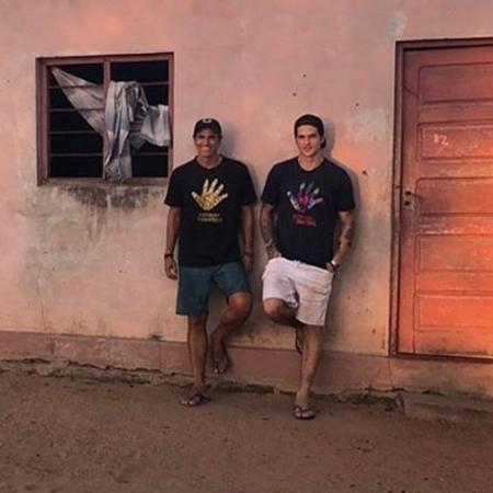 Reynaldo Gianecchini e o amigo, Diego Fragoso, posam em Moçambique - Reprodução/Instagram