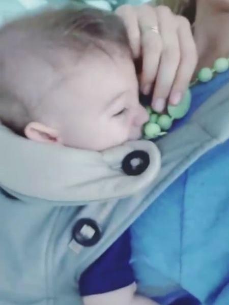 Rafa Brites mostra o colar que usa para entreter o filho no colo - Reprodução/Instagram - Reprodução/Instagram