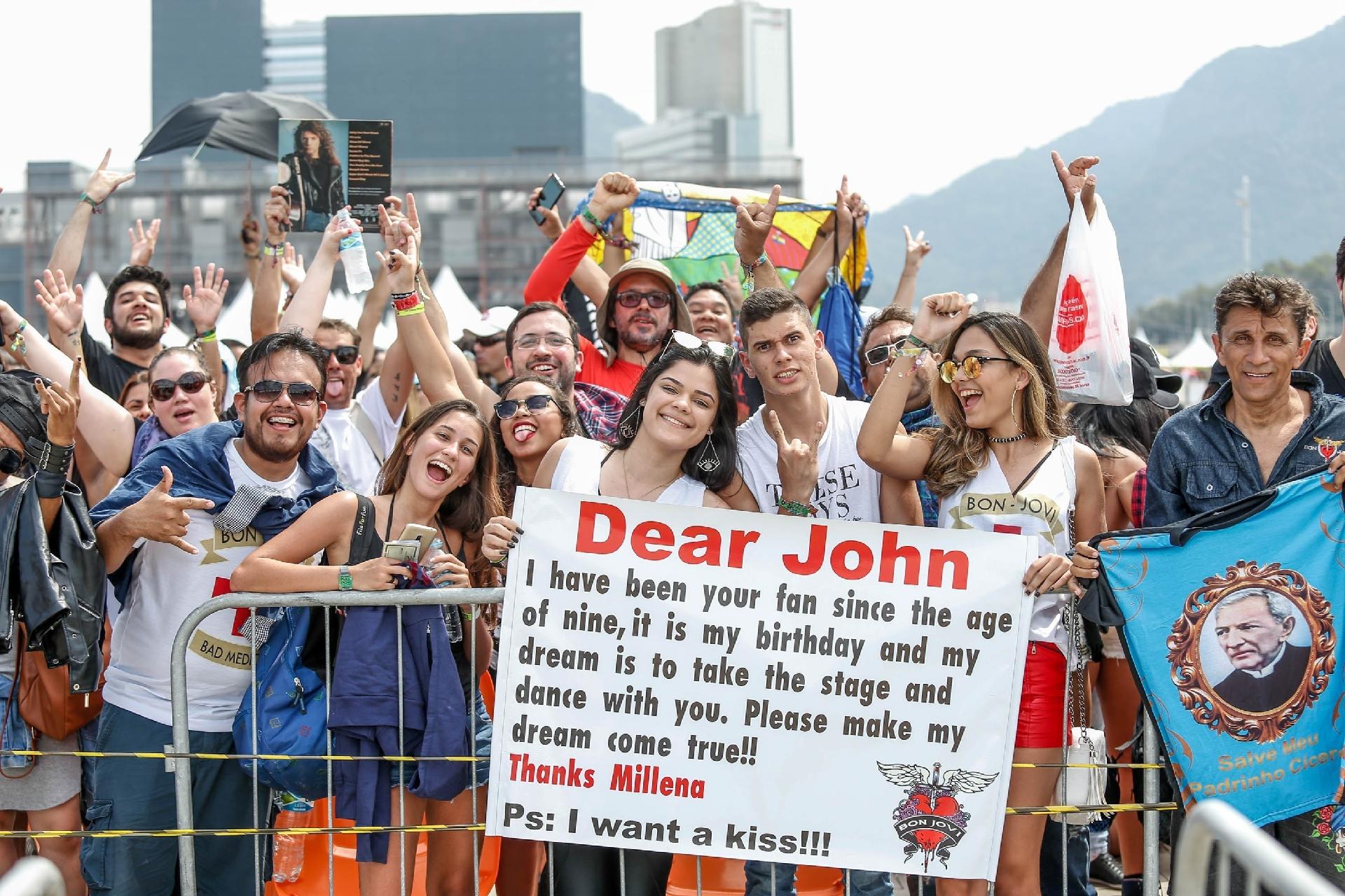 Jon, me chama no palco? Fãs fazem de tudo para chamar a atenção de Jon Bon Jovi e quem sabe ganhar um beijo do ídolo - Marco Antonio Teixeira/ UOL