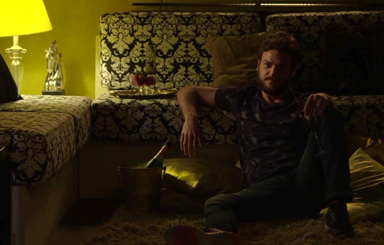 Nova dona do posto de baronesa do pó, Carine (Carla Diaz) seduz Rubinho (Emilio Dantas) muita sensualidade. Ela mostra suas habilidades de dança do ventre para Rubinho, que mais parece um verdadeiro sheik árabe - Reprodução/A Força do Querer/GShow