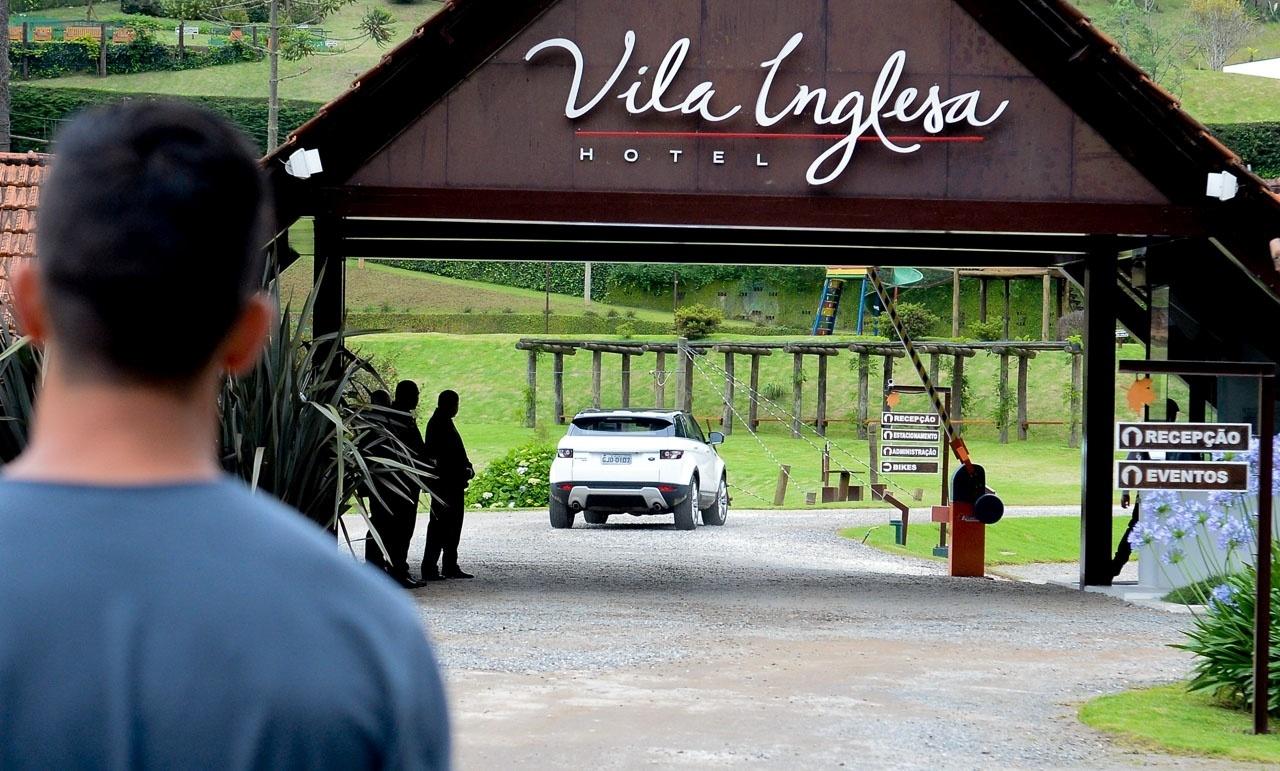 Dirigindo o próprio carro, César Tralli chegou ao local onde será realizada a cerimônia do seu casamento com Ticiane Pinheiro, em Campos do Jordão, no interior de São Paulo. Os pombinhos irão trocar as alianças em uma cerimônia que mesclará o estilo tradicional com muito romantismo - Francisco Cepeda e Thiago Duran/AgNews