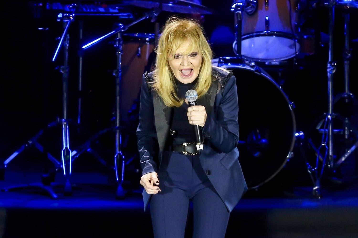 Cantora Rita Pavone passa mal e sai carregada do palco em show no Brasil - Manuela Scarpa/Brazil News