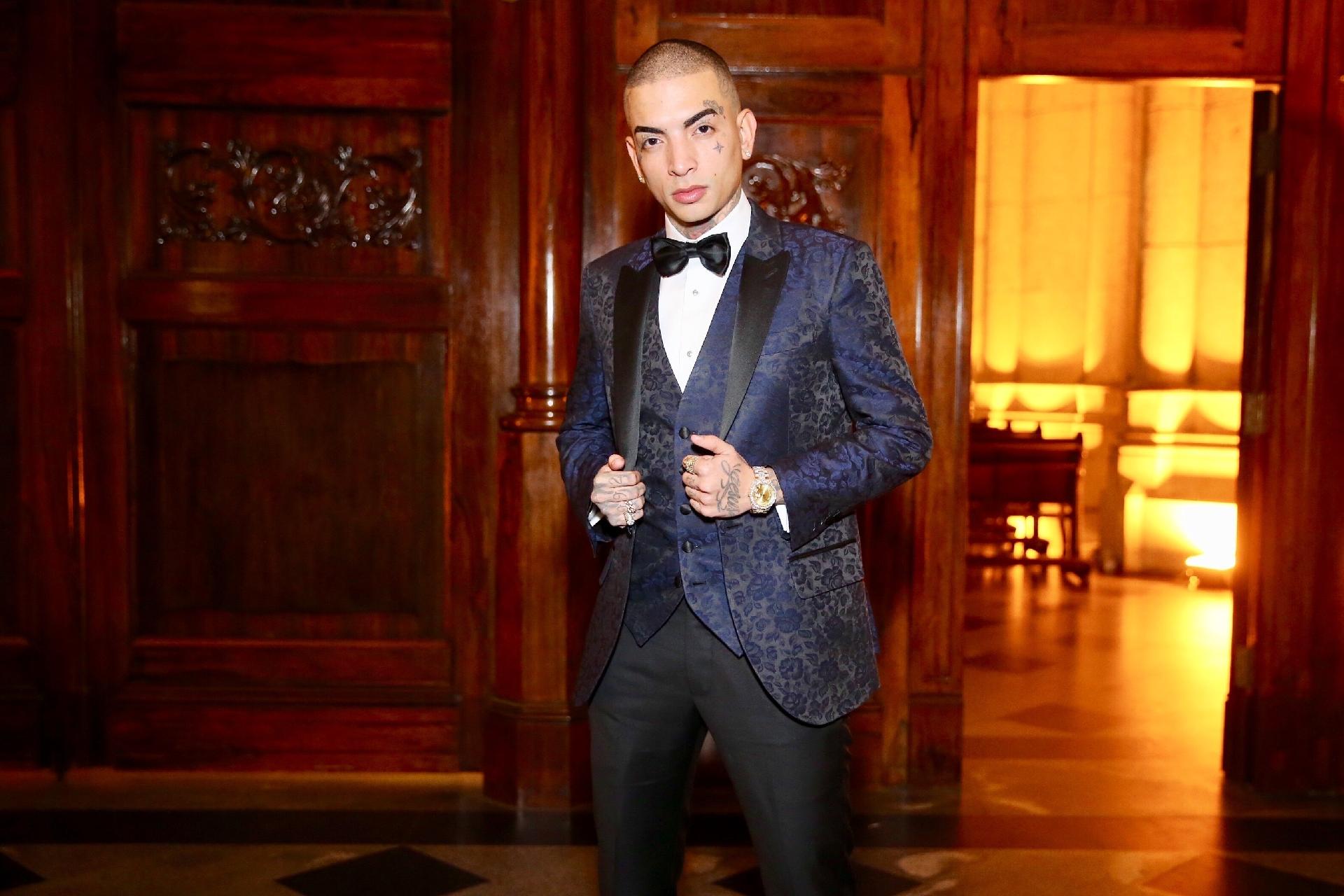 MC Guimê chega para seu casamento com Lexa, em São Paulo, em um elegante smoking - Manuela Scarpa/Brazil News