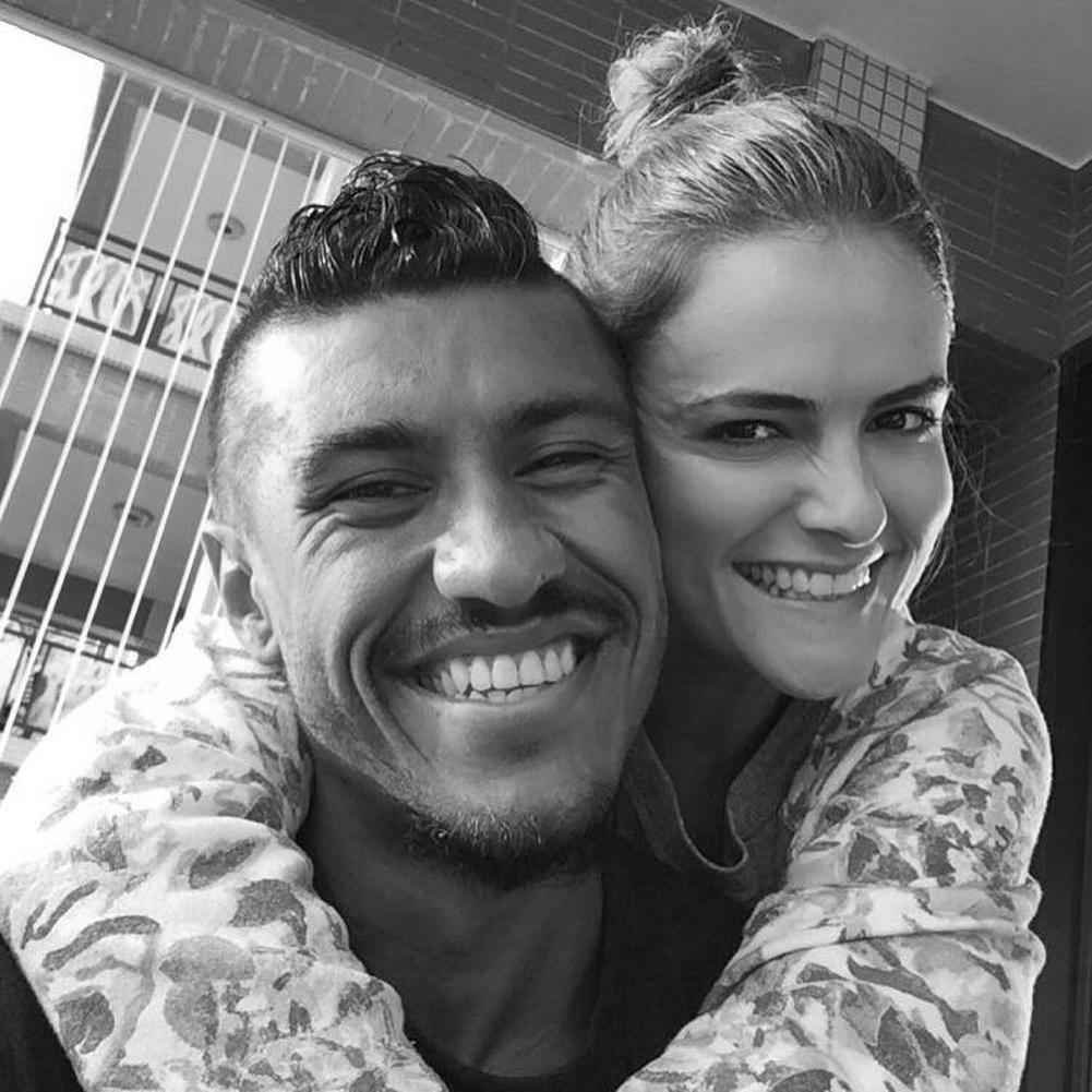 Mulher de Paulinho, Vivian Pereira também é médica e mãe de gêmeos Sofia e José Pedro. Apaixonado, o jogador da seleção se declarou para a ela no Dia dos Namorados. "Obrigado por tudo minha princesa, agradeço a Deus todos os dias, por ter você ao meu lado, eu amo você" - Reprodução