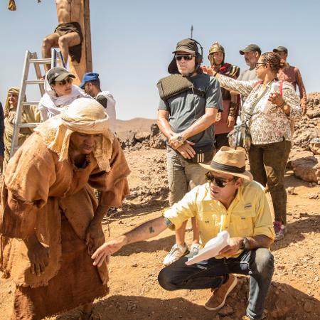 Edgard Miranda dirige os atores Sacha Bali e Marcelo Batista em gravação de "Jesus" - Edu Moraes/Record - Edu Moraes/Record