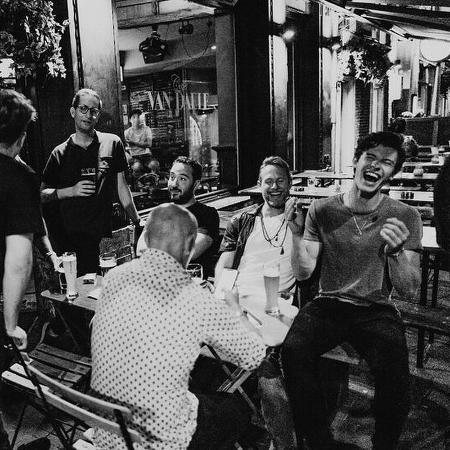 Shawn Mendes comemora aniversário de 20 anos no bar com amigos - Reprodução/Instagram