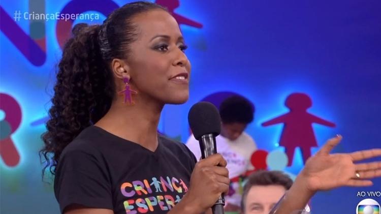 Com seus cabelos cacheados, Maju Coutinho aparece com eles compridos e amarrados - Reprodução/TV Globo - Reprodução/TV Globo