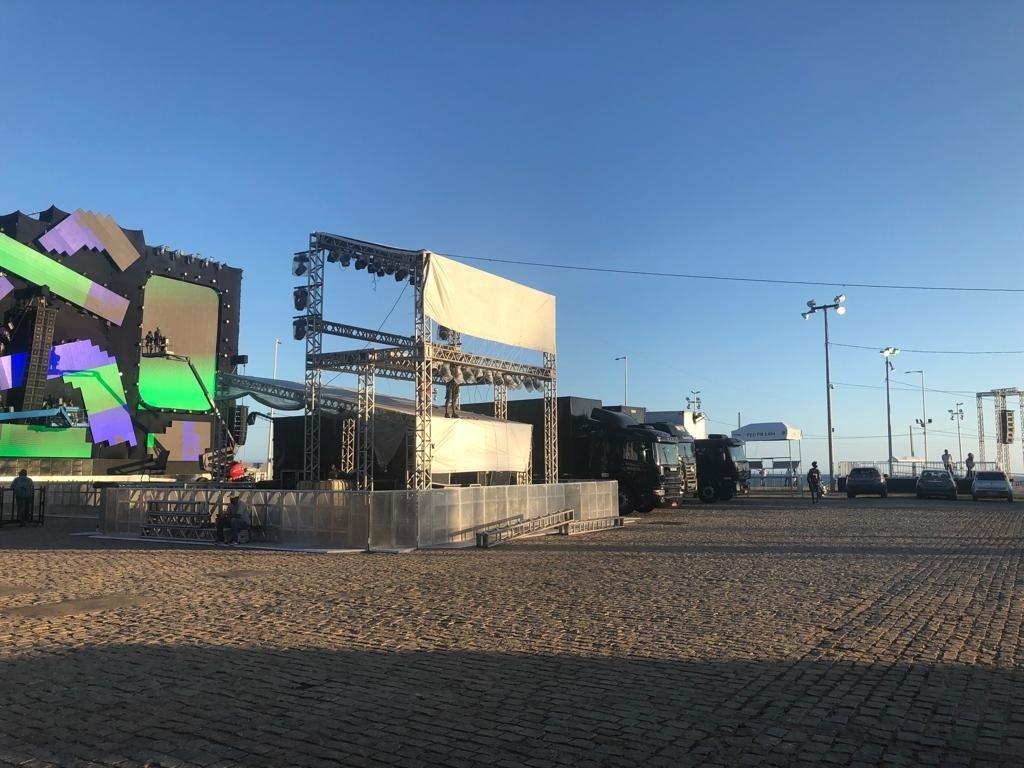 Montagem do palco do Festival da Virada de Salvador 2018 - Adriana de Barros/UOL