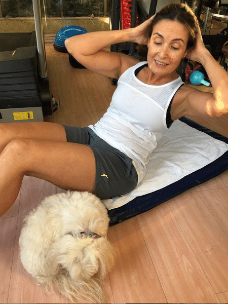 Fátima Bernardes treina ao lado de cachorrinho de estimação - Reprodução/Instagram