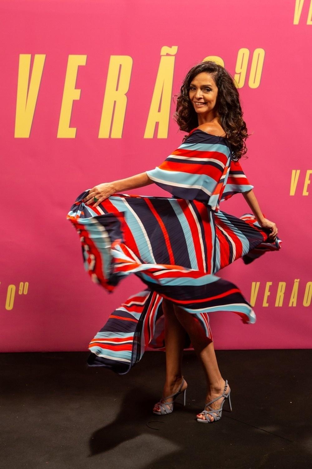 Com look esvoaçante e colorido, Claudia Ohana marcou presença no lançamento da novela - Isabella Pinheiro/Globo