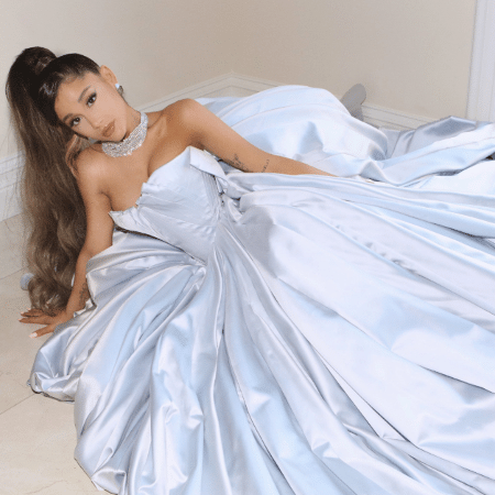 Ariana Grande posta foto com vestido que usaria no Grammy 2019 - Reprodução/Twitter
