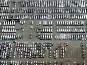 Por que centenas de carros elétricos chineses encalham em portos europeus
