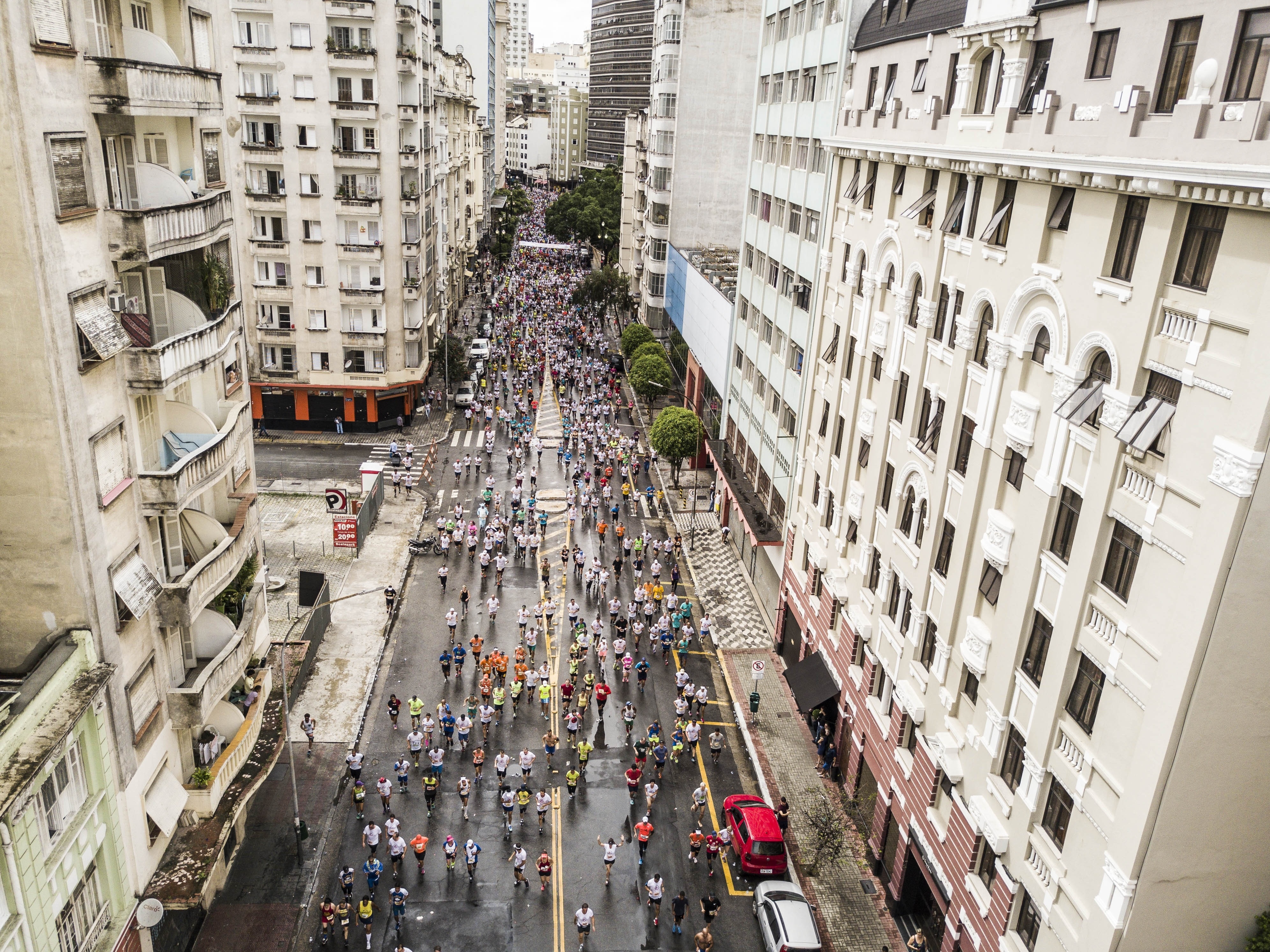 Uma curiosa corrida entre uma Atleta e um carro esportivo. Quem ganha?