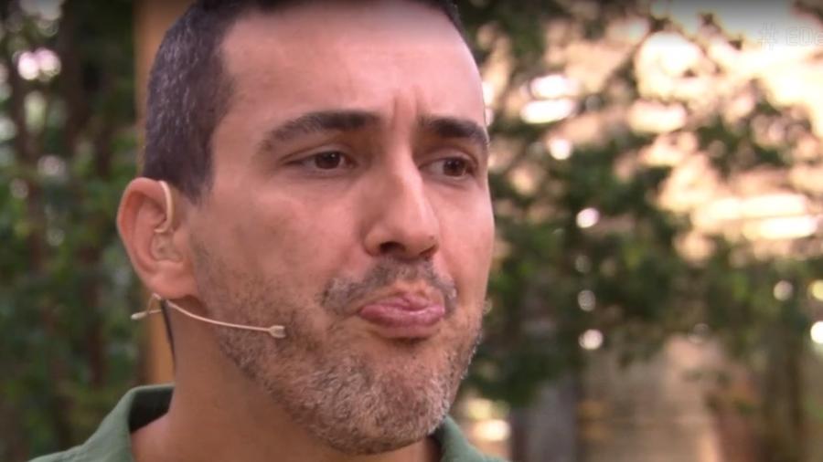 André Marques faz careta para tomar chá de alho no É de Casa - Reprodução/TV Globo