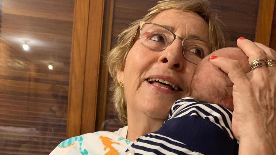 Leticia Colin postou uma foto meiga da mãe dela com o filho recém-nascido - Reprodução/ Instagram