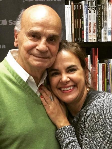 A jornalista Mariana Varella é abraçada pelo pai, o médico Drauzio Varella - Reprodução/Instagram