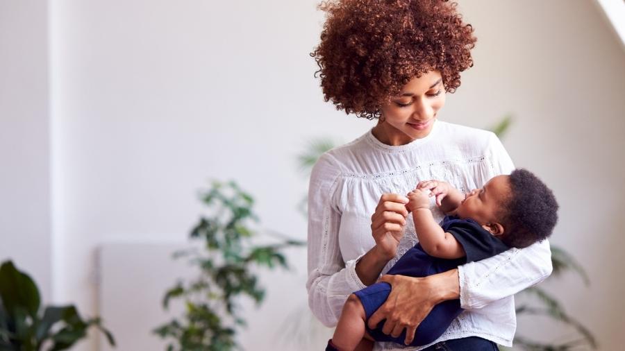 O puerpério costuma ser um período difícil e solitário para as mulheres - monkeybusinessimages/ iStock