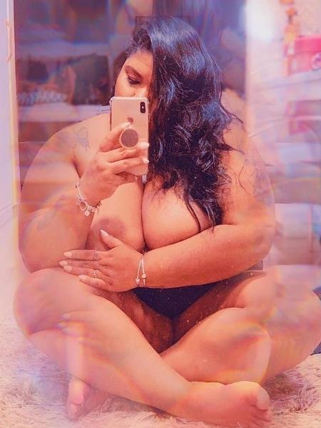 "Por que minha foto incomoda? O Instagram esta? cheio de mulheres nuas", questionou Mel Soares - Reprodução/Instagram