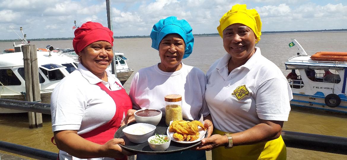 Dona Osvaldina (no centro) com as filhas: saber gastronômico passado de geração a geração  - Luciana Cavalcante/UOL