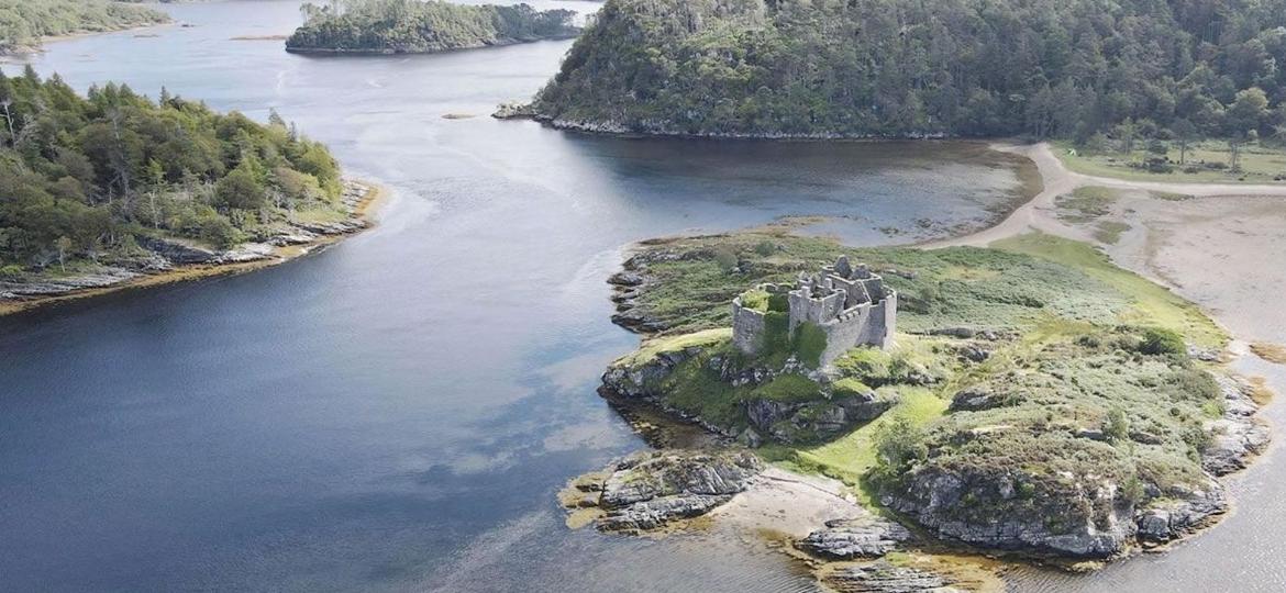 A ilha, nomeada como Deer Island, fica próxima do Castelo Tioram, construído no século 13 e agora em ruínas - Reprodução