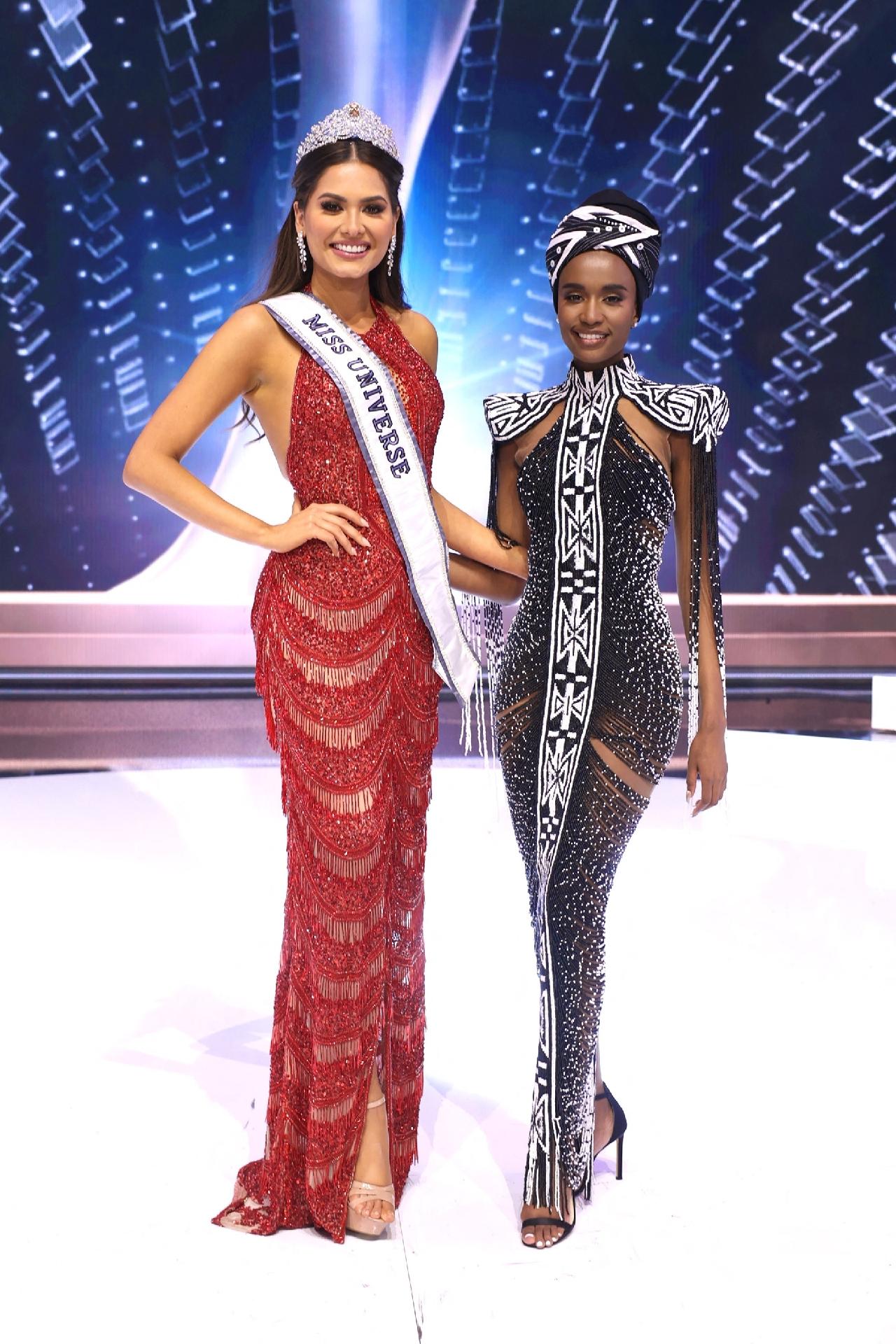 A Miss Universo 2020 Andrea Meza posa ao lado da Miss Universo 2019 Zozibini Tunzi - Rodrigo Varela/Getty Images/AFP