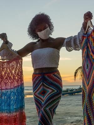 Vanda segura duas saias de crochê. O modelo à esquerda é o mais famoso entre os seus produtos - Hugo Oliveira - Hugo Oliveira