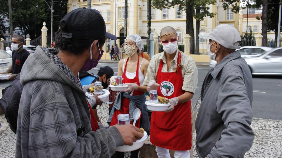 Grupo começou a distribuir 300 marmitas em Curitiba, mas logo passou para 700 dada a procura - Jade Azevedo