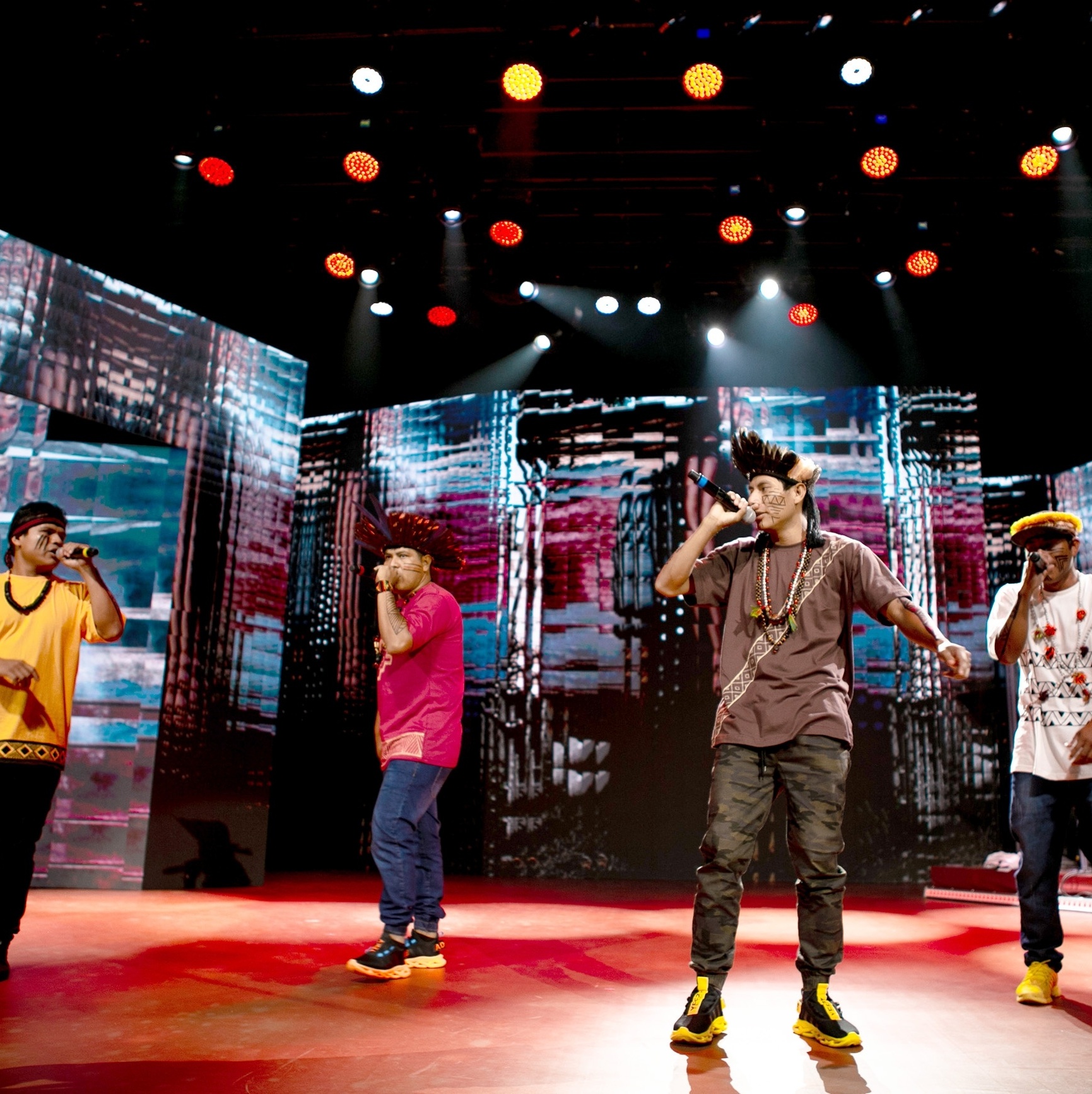 Primeiro grupo de rap indígena do Brasil, Brô MC's canta sobre