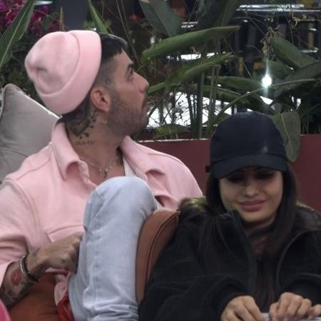 A Fazenda 2021: Gui Araujo e Marina Ferrari na área externa - Reprodução/PlayPlus - Reprodução/PlayPlus