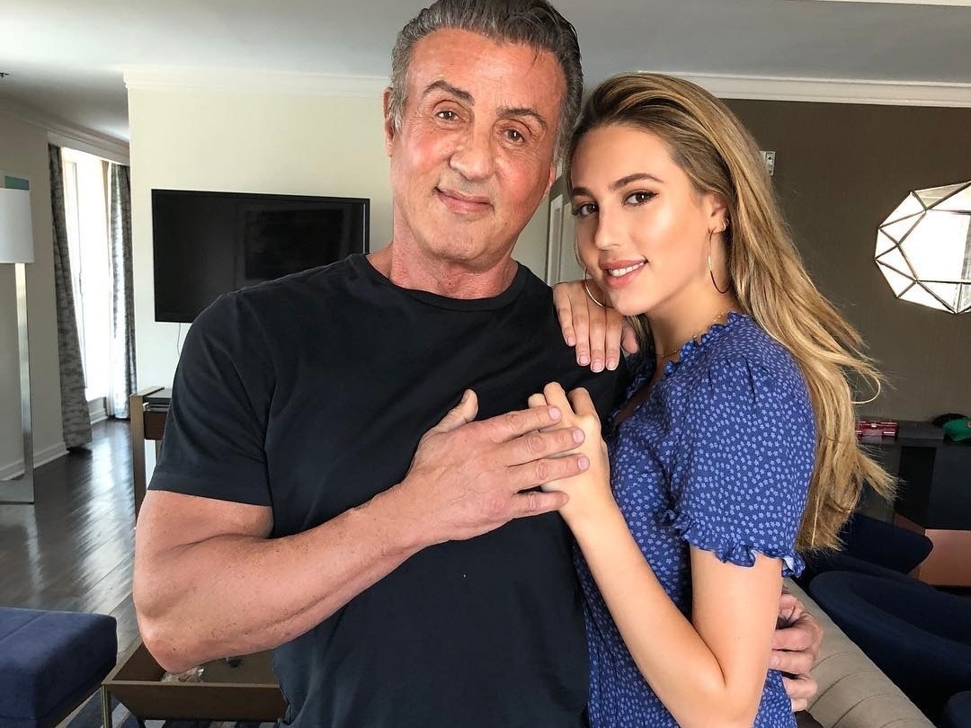 Filha de Sylvester Stallone diz que pai assusta namorados