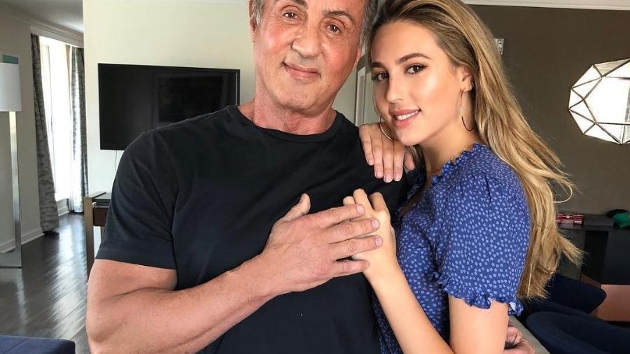 Filha de Sylvester Stallone diz que pai é o "anjo da morte" dos seus pretendentes  - Reprodução/Instagram