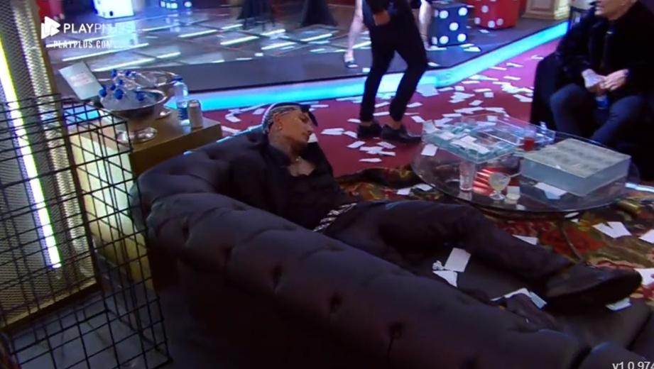 A Fazenda 2021: Dynho dorme durante a festa - Reprodução/Playplus