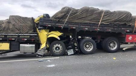 Polícia rodoviária intensifica fiscalização em caminhões arqueados