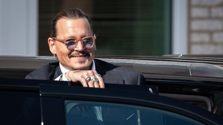 Johnny Depp saindo de tribunal em Virginia, EUA - Cliff Owen/Consolidated News Pictures/Getty Images