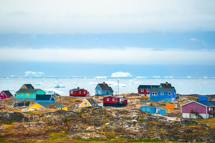Saqqaq village with its colorful houses in Greenland - Olga_Gavrilova/Getty Images/iStockphoto - Olga_Gavrilova/Getty Images/iStockphoto