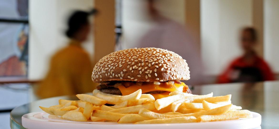 Hambúrguer e batatas fritas servido na rede de fast food Bob"s, a primeira hamburgueria do Brasil - Renato Stockler/Folhapress