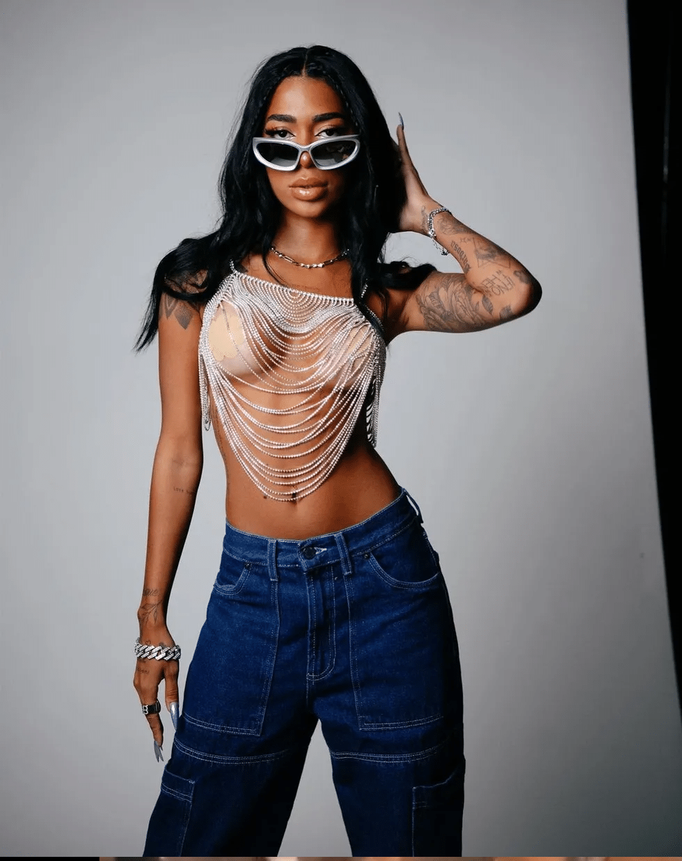 Dhiovanna Barbosa, irmã de Gabigol, escolheu um look transparente com adesivo nos seios - Reprodução/Instagram