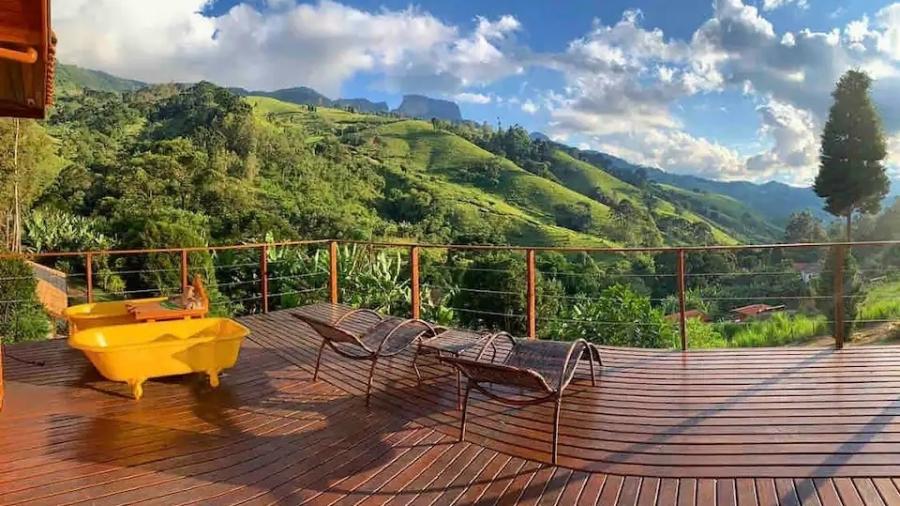 A sacada do chalé em São Bento do Sapucaí dá vista para a Pedra do Baú, ponto turístico da Serra Mantiqueira