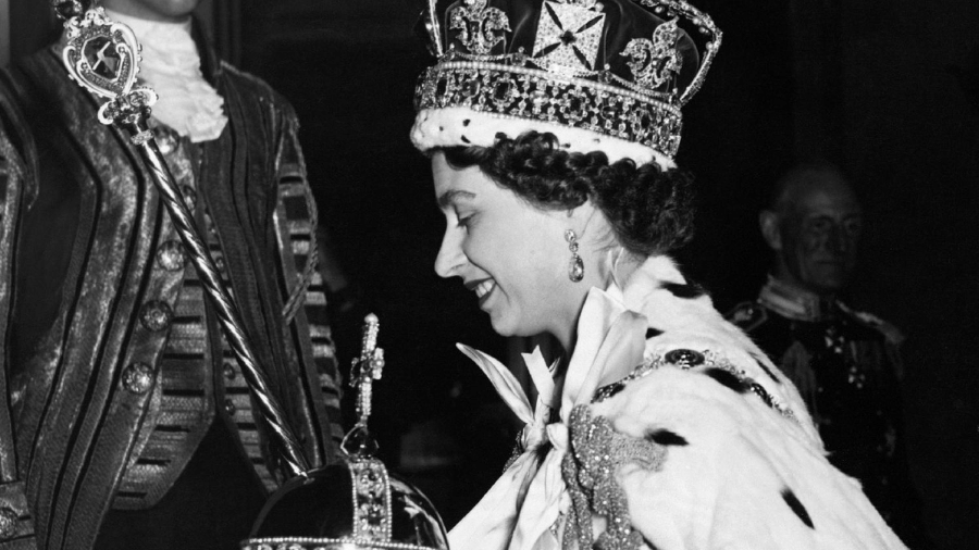 A rainha Elizabeth 2ª em sua coroação, em 1953 - Hulton Deutsch/Corbis via Getty Images