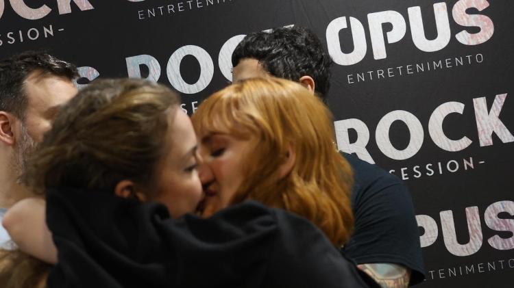 Titi Müller e Lívia Lobato se beijam após anunciarem separação